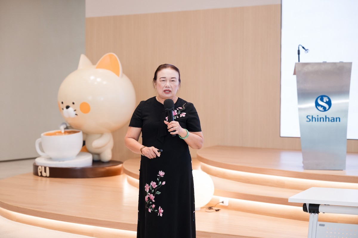 Bà Nguyễn Thị Cúc – Chủ tịch Hội Tư vấn Thuế Việt Nam, Trọng tài viên Trọng tài Quốc tế (VIAC), nguyên Phó Tổng cục trưởng Tổng cục Thuế trực tiếp giải đáp các khó khăn, vướng mắc của khách mời tại sự kiện “Ngân hàng Shinhan Việt Nam – Đồng hành cùng hộ kinh doanh”.