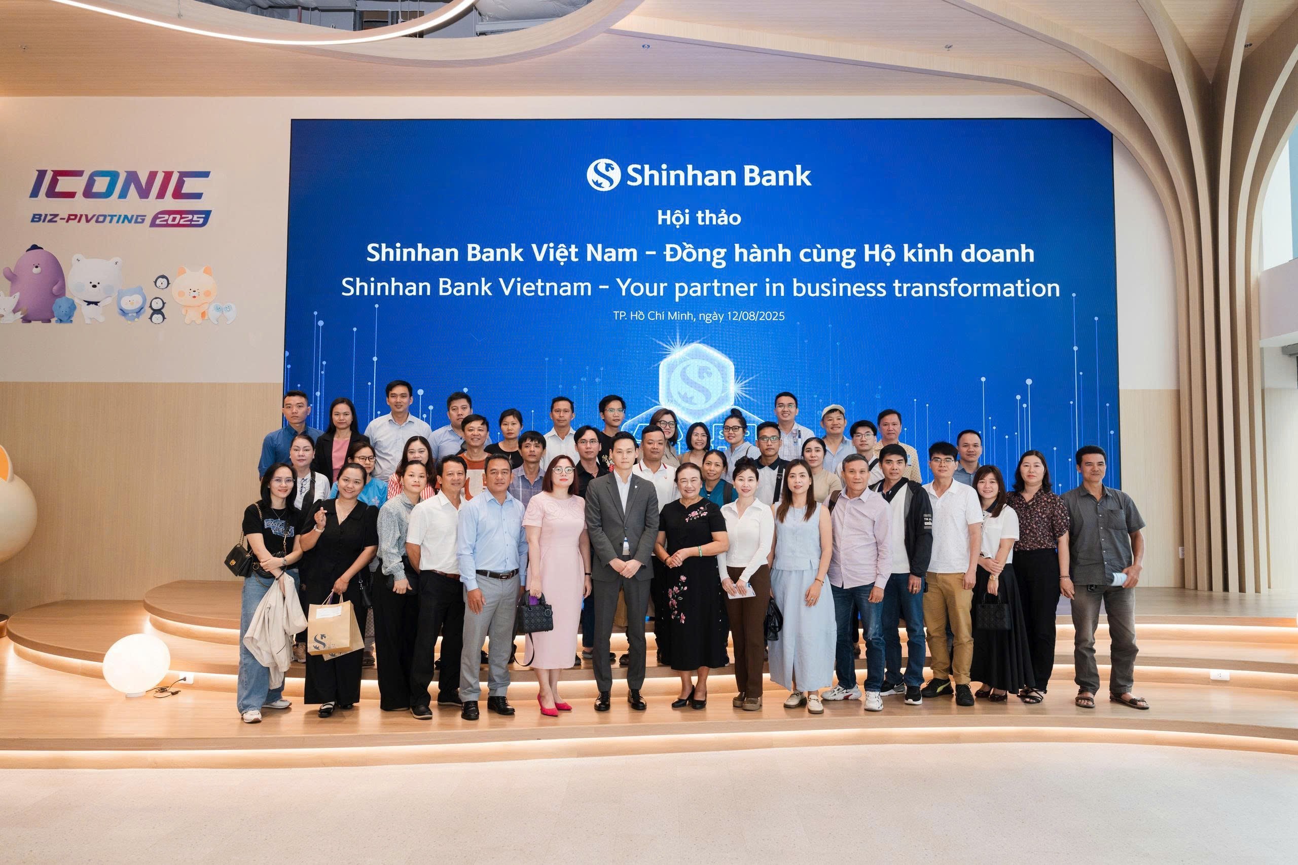 Các đại diện của Ngân hàng Shinhan chụp hình lưu niệm cùng khách mời tại cuối sự kiện.