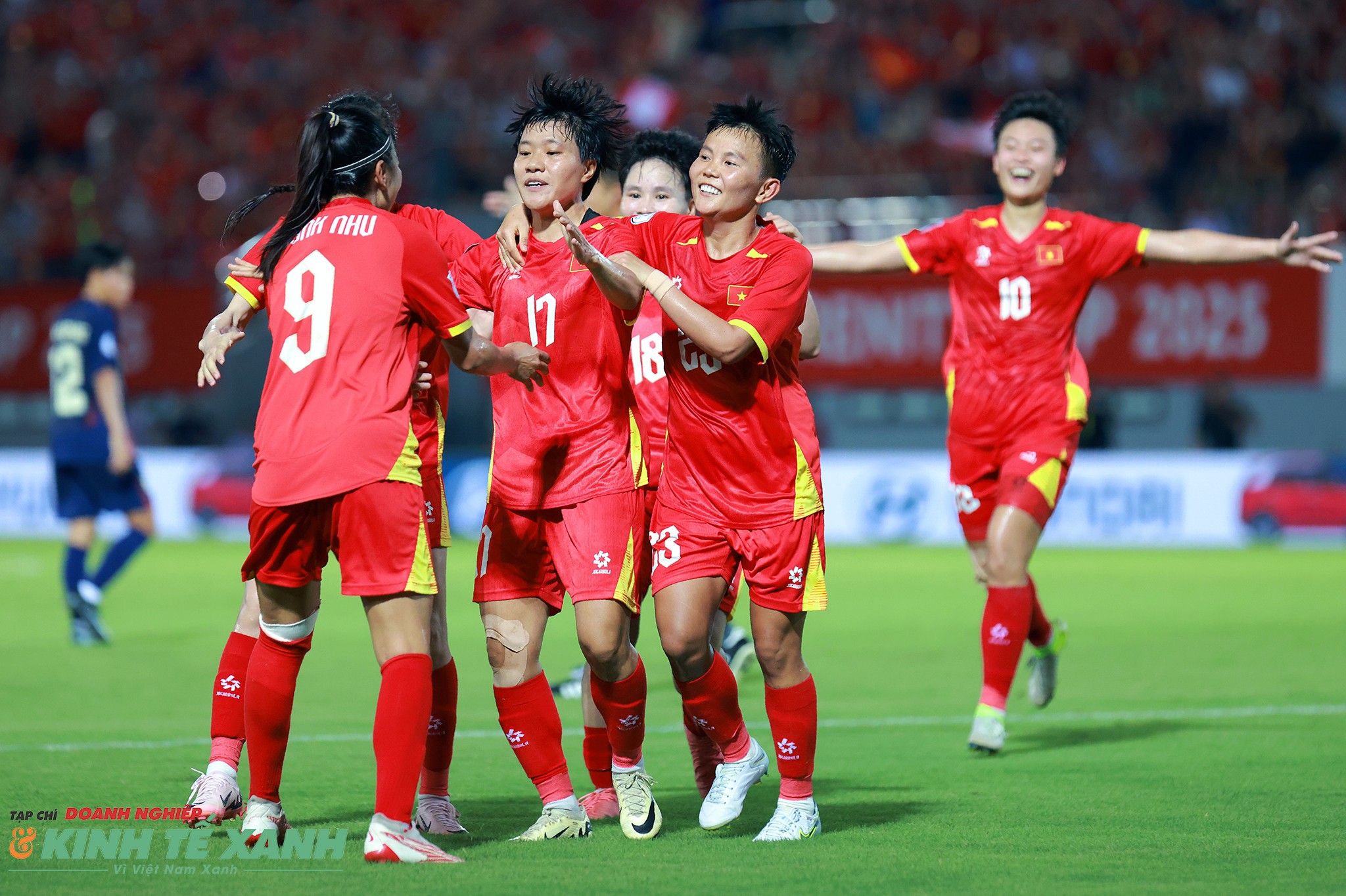 Đồng đội chia vui cùng hậu vệ Thu Thảo