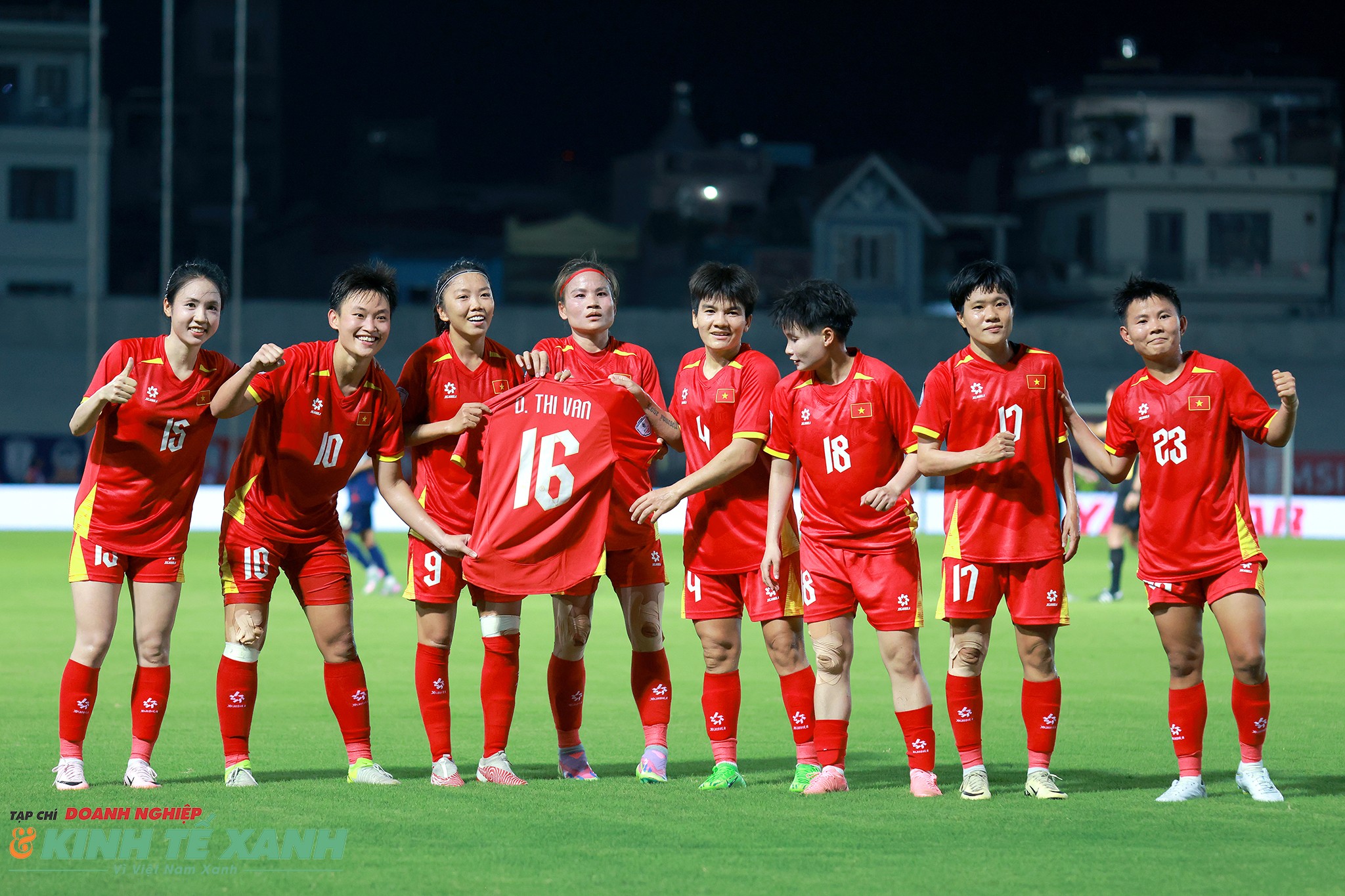 Các cô gái Việt Nam cầm áo đấu của Dương Thị Vân - cầu thủ phải nghỉ hết giải đấu do chấn thương ở trận đấu với Indonesia