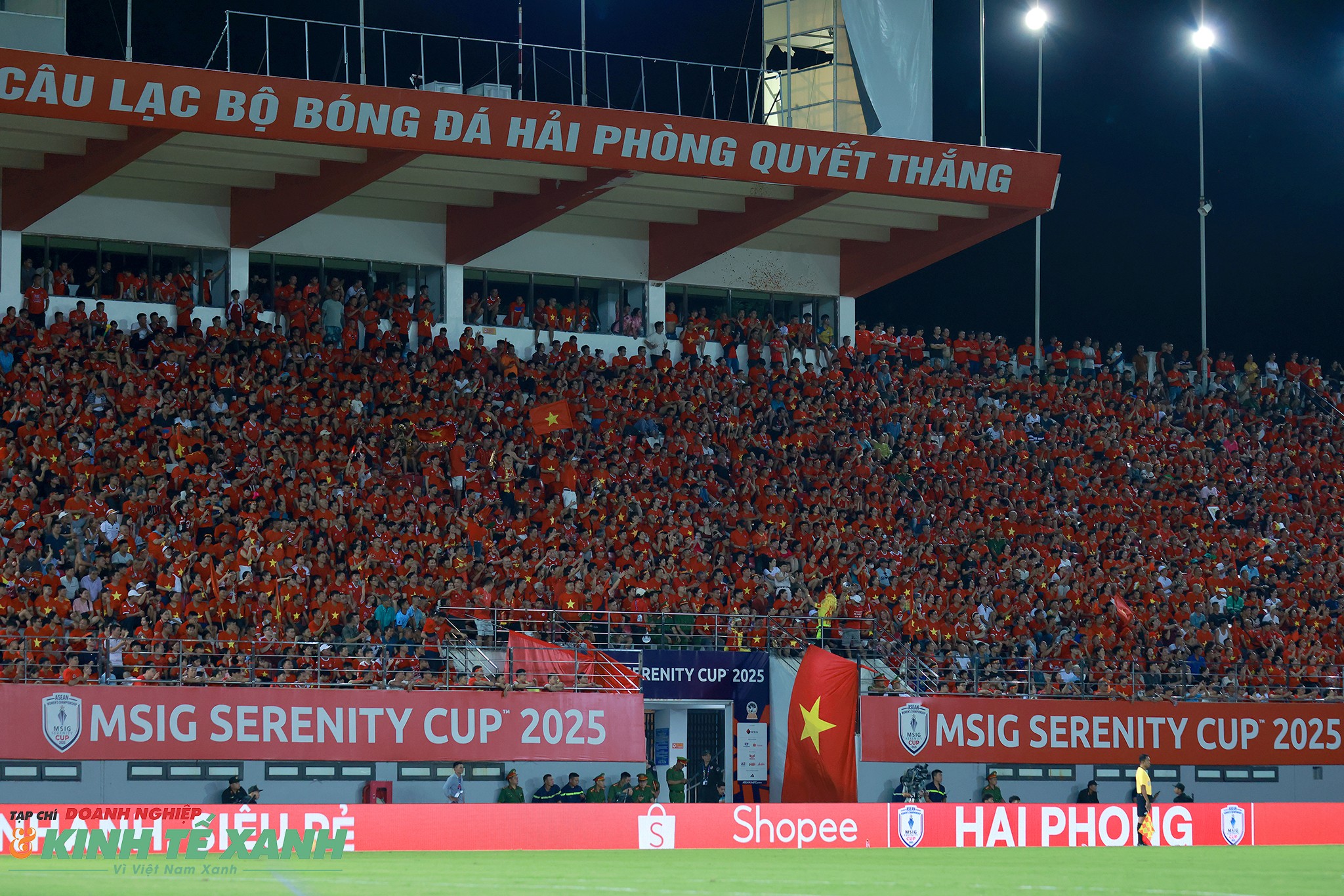 Cổ động viên phủ kín các khán đài sân vận động Lạch Tray, Hải Phòng để cổ vũ thầy trò HLV Mai Đức Chung