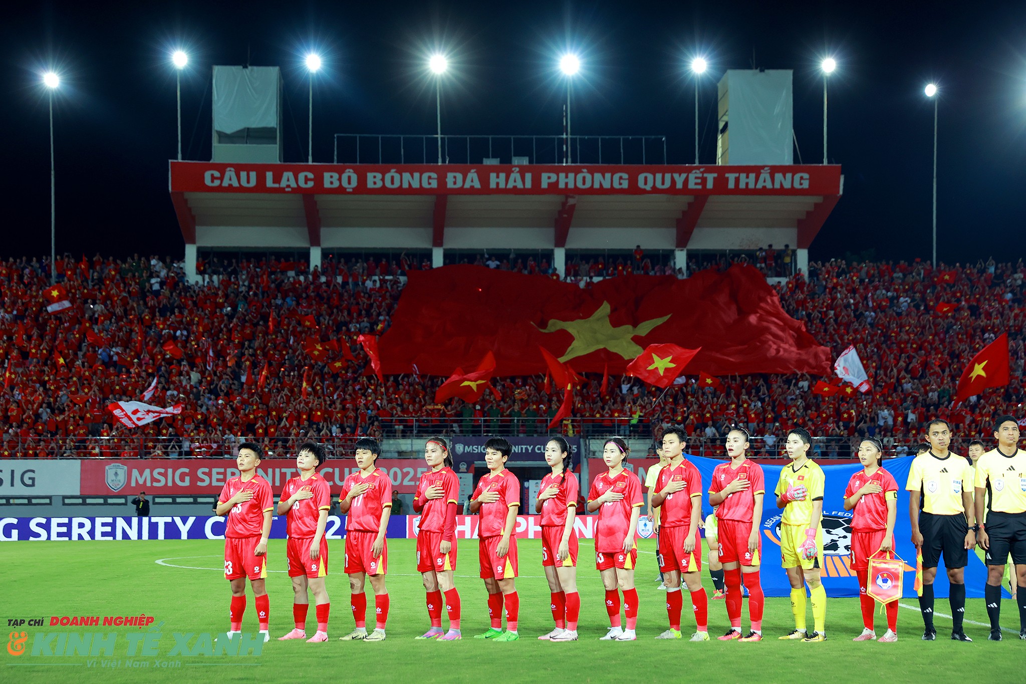 Đội tuyển nữ Việt Nam được thi đấu dưới sự cổ vũ của hơn 25.000 khán giả nhà