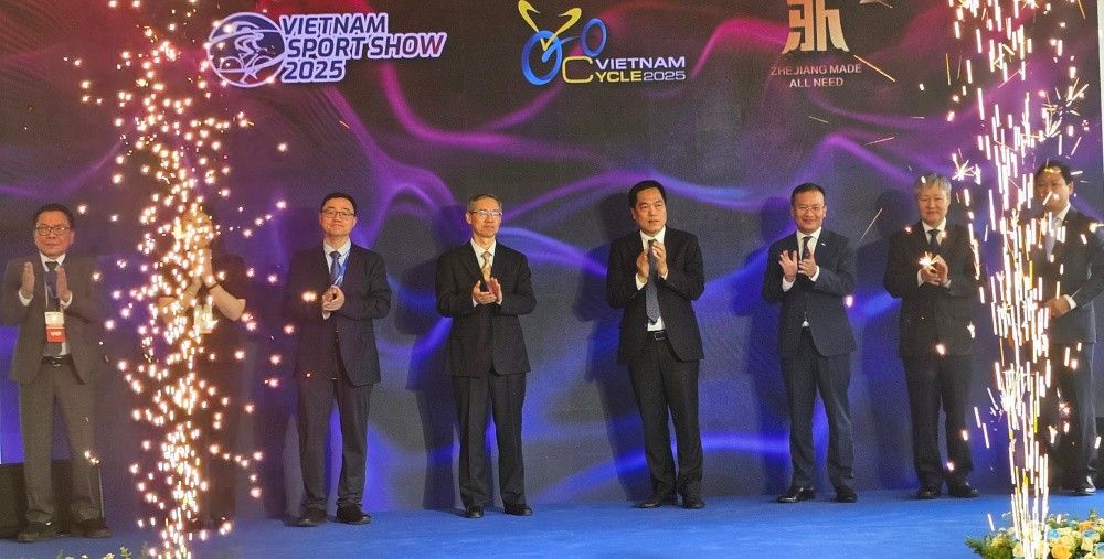 Các đại biểu thực hiện nghi thức khai mạc 3 triển lãm: Triển lãm quốc tế Thể thao và Giải trí Việt Nam 2025 (Vietnam Sport Show 2025) và Xe 2 bánh (Vietnam Cycle Expo) và Hội chợ giao dịch xuất khẩu Chiết Giang lần thứ 13