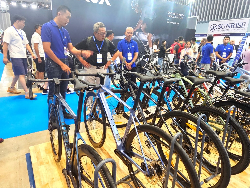 Triển lãm có sự góp mặt của nhiều thương hiệu xe đạp, xe điện, xe gấp, phụ tùng và linh kiện trong ngành, hướng đến xu hướng di chuyển xanh, bền vững và phù hợp với đô thị hiện đại