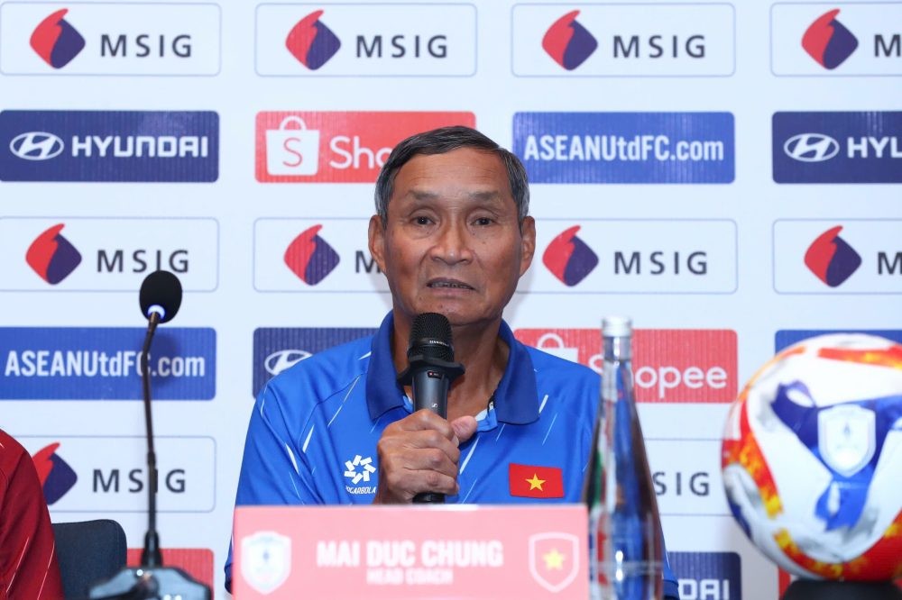 HLV trưởng đội tuyển nữ Việt Nam Mai Đức Chung trả lời phỏng vấn của giới truyền thông