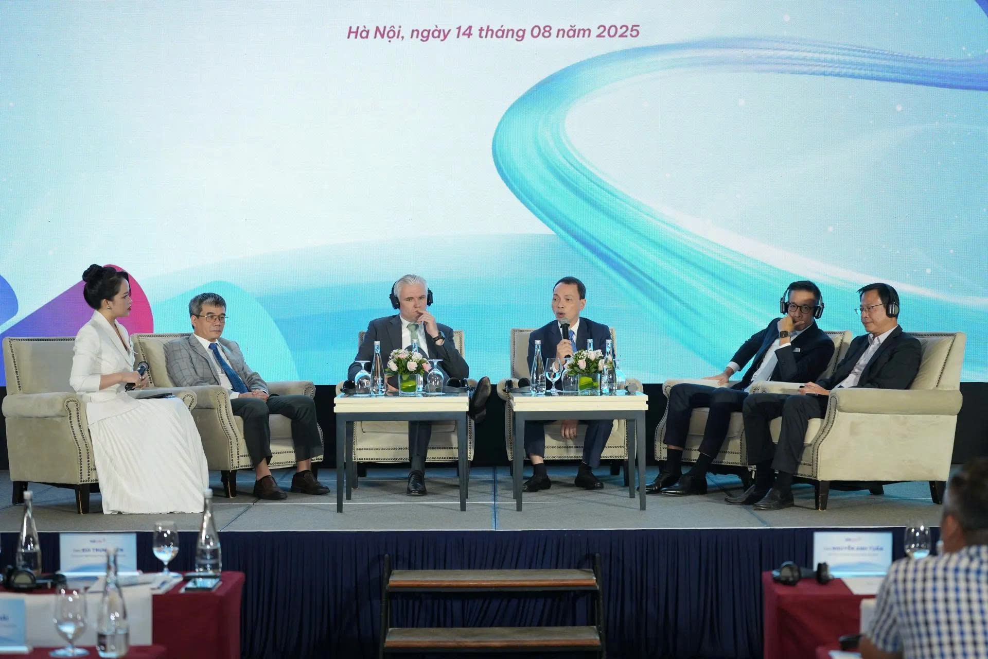 Các diễn giả chia sẻ tại sự kiện. Ảnh: Khắc Kiên