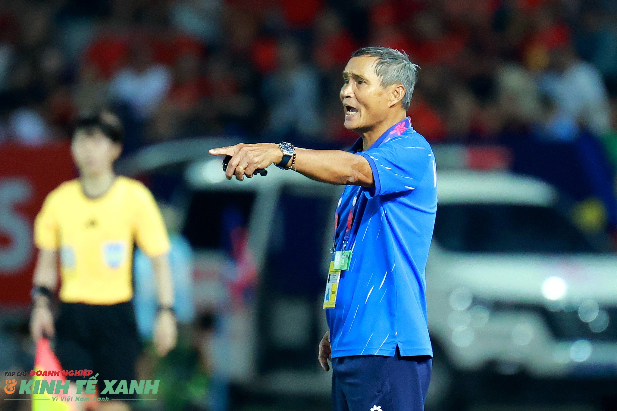 HLV Mai Đức Chung liên tục chỉ đạo các học trò thi đấu trên sân