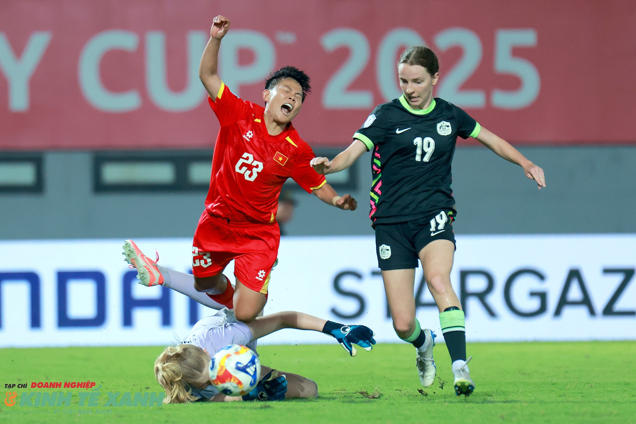 Bích Thùy va chạm với thủ môn đội tuyển nữ Australia trong vòng cấm địa