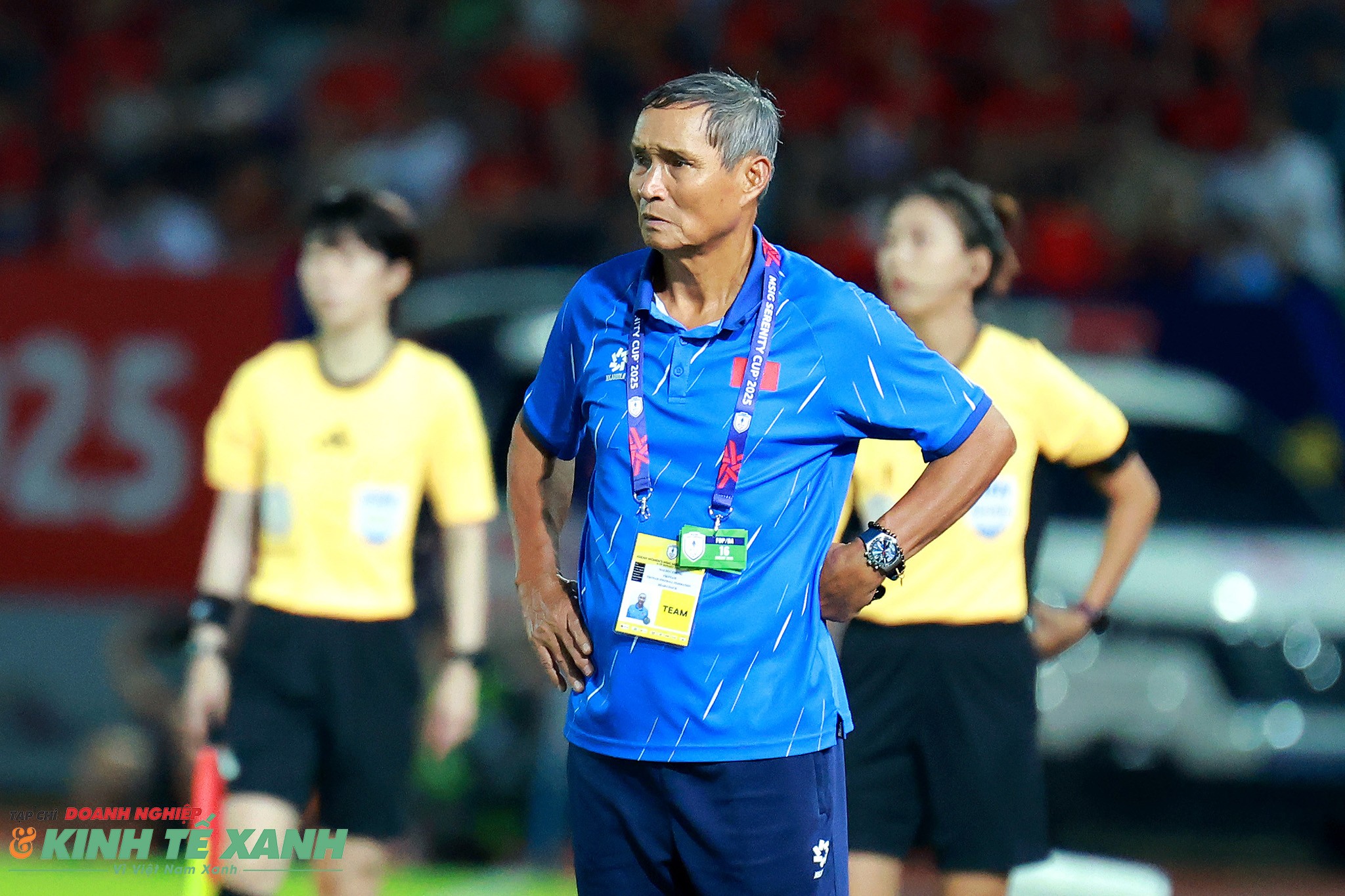 HLV Mai Đức Chung bồn chồn và lo lắng khi thời gian của trận đấu cứ thế trôi đi