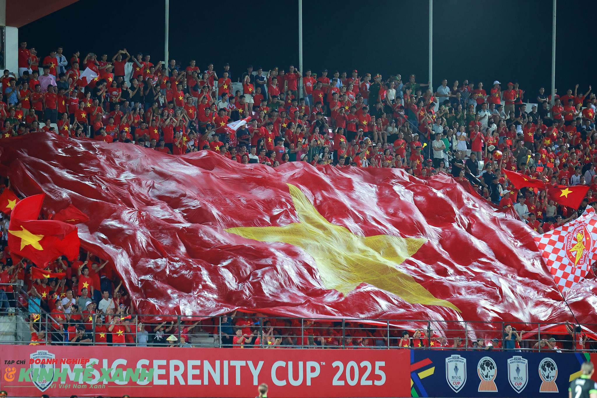 Cổ động viên trên sân reo hò cổ vũ, động viên thầy trò HLV Mai Đức Chung