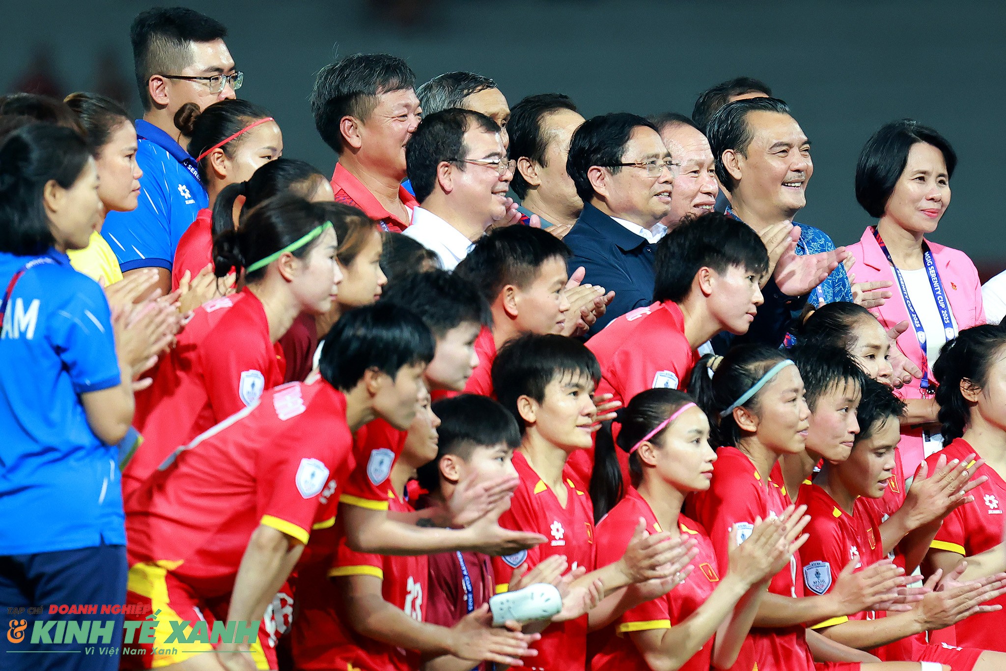 Sau trận đấu, Thủ tướng Chính phủ Phạm Minh Chính xuống sân động viên, khích lệ tinh thần đội tuyển nữ Việt Nam