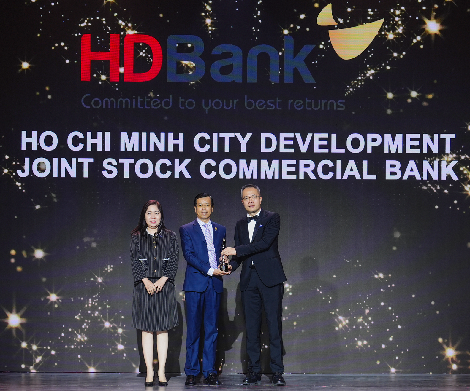 Đại diện HDBank nhận giải thưởng