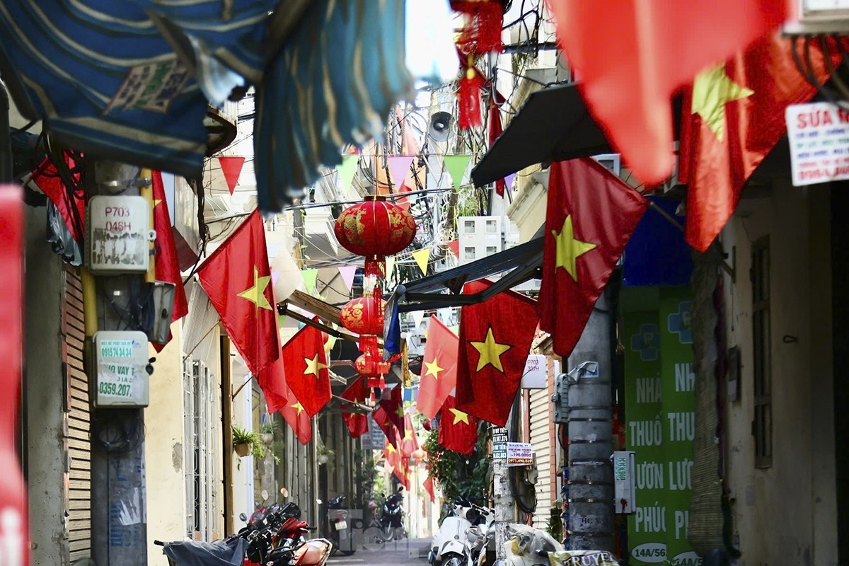 Người dân treo cờ mừng Quốc khánh 2/9 