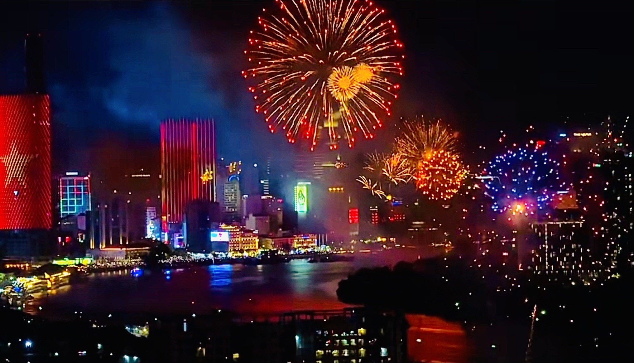 tối ngày 2/9, TP. HCM sẽ tổ chức bắn pháo hoa nghệ thuật tầm cao và tầm thấp trong khung giờ từ 21h00 đến 21h15, kết hợp với việc trang trí hệ thống ánh sáng nghệ thuật trên các tuyến đường trung tâm