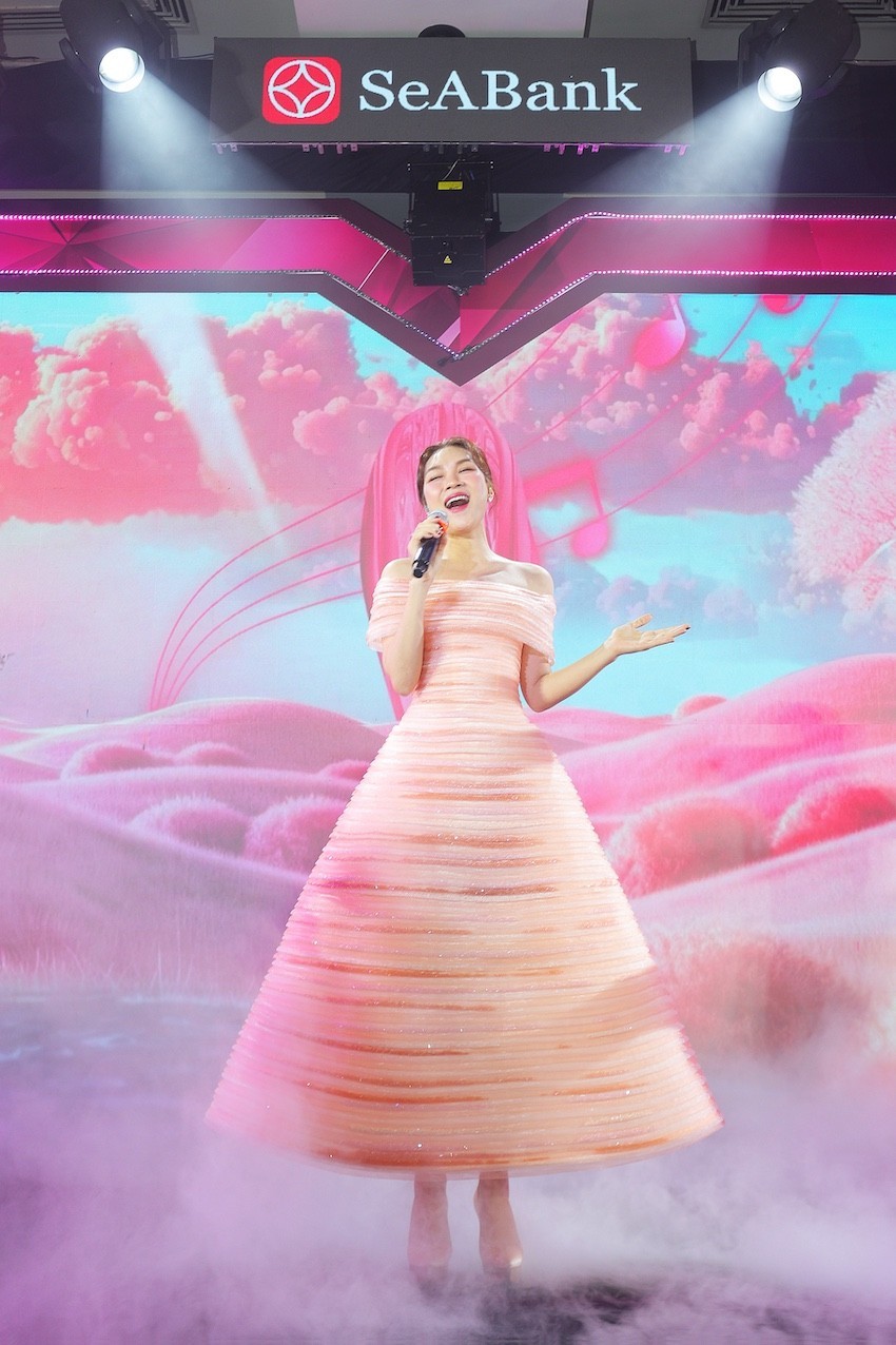 Thẻ Visa SeASoul 2n1 có nhiều chính sách ưu đãi hấp dẫn để người hâm mộ Mỹ Tâm cùng những khách hàng yêu thích âm nhạc, văn hóa nghệ thuật, giải trí an tâm tận hưởng.