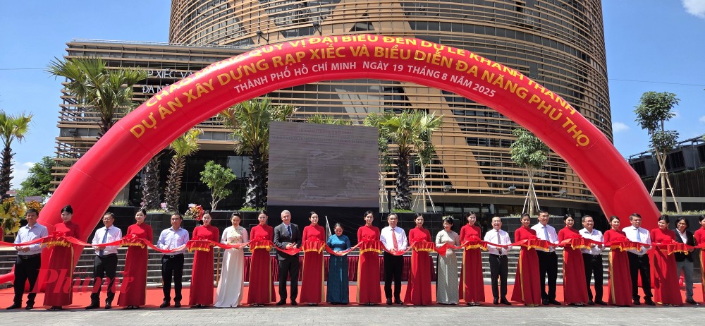 Được biết, Công trình do UBND TP.HCM chỉ đạo đầu tư, xây dựng, là dấu mốc quan trọng trong quá trình hoàn thiện hệ thống thiết chế văn hóa hiện đại, góp phần khẳng định vị thế thành phố như một điểm đến văn hóa - nghệ thuật hàng đầu của cả nước và khu vực Đông Nam Á. Dự án do Ban Quản lý đầu tư xây dựng các công trình dân dụng và công nghiệp - đơn vị được giao làm chủ đầu tư, trực tiếp tổ chức triển khai thực hiện. Dự án được phê duyệt ngày 31.10.2019 tại quyết định số 4707/QĐ-UBND của UBND TP.HCM. Khởi công ngày 25.4.2023, cất nóc ngày 6.9.2024. Sau hơn hai năm triển khai thi công với tiến độ được bảo đảm và chất lượng được kiểm soát chặt chẽ ở từng hạng mục, đến nay công trình đã cơ bản hoàn thành. Phát biểu tại buổi khánh thành, bà Trần Thị Diệu Thúy - Phó Chủ tịch UBND TP.HCM cho biết, đây là một dự án lớn, một chủ trương đúng đắn, thể hiện sự quan tâm và quyết tâm của Đảng, Nhà nước trong việc nâng cao đời sống văn hóa, tinh thần cho nhân dân TP.HCM nói riêng, người dân cả nước và du khách quốc tế nói chung. Đồng thời, công trình cũng mở ra điều kiện thuận lợi để các ngành nghệ thuật có hướng đi mới, phát triển và cống hiến. Rạp Xiếc và Biểu diễn Đa năng Phú Thọ nằm trên đường Lữ Gia, phường Phú Thọ, trong quần thể thể thao - văn hóa Phú Thọ, với diện tích khu đất 10.000 m2. Công trình có tổng vốn đầu tư 1.395 tỉ đồng, được xếp hạng Nhóm A, cấp I, gồm 2 tầng hầm và 12 tầng nổi, cao 57,5 m. Tổng diện tích sàn gần 29.500 m². Để Rạp Xiếc và Biểu diễn đa năng Phú Thọ sớm đưa vào hoạt động, phát huy hiệu quả đầu tư, trở thành điểm đến thu hút khán giả trong và ngoài nước, lãnh đạo Thành phố đề nghị Sở Văn hóa và Thể thao giao đơn vị thụ hưởng khẩn trương hoàn thiện đề án, chiến lược, kế hoạch kèm theo các giải pháp đồng bộ, dài hạn và tổng thể. Với mục tiêu trọng tâm là kéo khán giả đến rạp, tạo môi trường hấp dẫn để nghệ sĩ mạnh dạn dấn thân, đồng thời xây dựng cơ chế hỗ trợ các đơn vị tổ chức văn hóa - nghệ thuật nghiên cứu, tìm tòi những hướng phát triển bền vững, lấy phục vụ khán giả làm đích đến cuối cùng. Song song với đề án hoạt động, cần xây dựng mô hình quản lý, vận hành với đội ngũ nhân lực quản trị đủ mạnh, có kỹ năng, kiến thức, kinh nghiệm để đáp ứng yêu cầu công việc và vận hành hệ thống máy móc, thiết bị hiện đại. Đây là yếu tố quan trọng nhằm tránh lãng phí cơ hội và nguồn lực xã hội khi khai thác công trình. Ông Trần Thế Thuận - Giám đốc Sở Văn hóa và Thể thao TP.HCM cho biết, Rạp Xiếc và Biểu diễn đa năng Phú Thọ là một dấu mốc quan trọng trong quá trình xây dựng, thể hiện sự chú tâm và nỗ lực mở ra chương trình vận hành mới, khai thác tối đa hiệu quả hoạt động của công trình. Đồng thời, nơi đây cũng sẽ là trung tâm đào tạo, huấn luyện, hợp tác quốc tế, mở rộng giao lưu văn hóa, góp phần nâng cao vị thế TP.HCM trên bản đồ khu vực.  Bên cạnh đó, Ban Quản lý dự án đầu tư xây dựng các công trình dân dụng và công nghiệp TP.HCM đã xây dựng công trình này trở thành một tổ hợp biểu diễn - huấn luyện - tổ chức sự kiện đa năng, nơi hội tụ những chuẩn mực kỹ thuật sân khấu hàng đầu và giải pháp kiến trúc tối ưu, phục vụ cả biểu diễn nghệ thuật và vận hành sự kiện quy mô quốc tế.  Công trình được kỳ vọng trở thành động lực quan trọng thúc đẩy chiến lược phát triển công nghiệp văn hóa của Thành phố; đồng thời, xác định tầm nhìn đưa Rạp Xiếc và Biểu diễn Đa năng Phú Thọ trở thành thiết chế văn hoá có thương hiệu. Đây không chỉ là sự kiện văn hoá - nghệ thuật trọng đại mà còn là minh chứng sinh động cho sự nỗ lực của TP.HCM trong việc đầu tư cho văn hoá và sáng tạo. Công trình mở một không gian biểu diễn hiện đại, đa năng đạt chuẩn quốc tế, phục vụ nhu cầu thưởng thức nghệ thuật của Nhân dân; đồng thời tạo điểm nhấn kết nối văn hoá Việt Nam với bạn bè năm châu, góp phần khẳng định vị thế thành phố là trung tâm văn hoá - nghệ thuật hàng đầu cả nước và khu vực. 