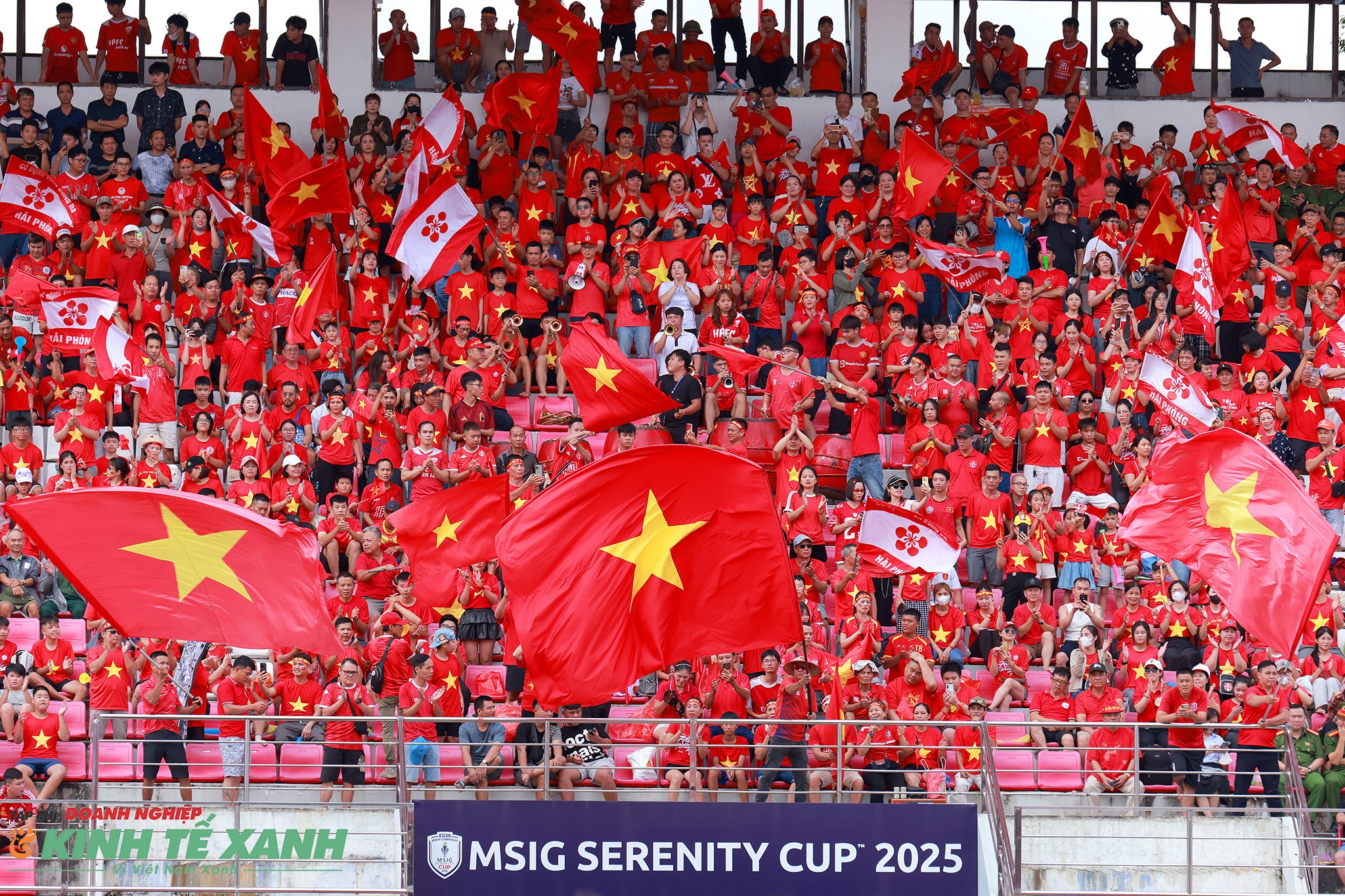 Sân vận động Lạch Tray, Hải Phòng chật kín cổ động viên đến cổ vũ, động viên thầy trò HLV Mai Đức Chung