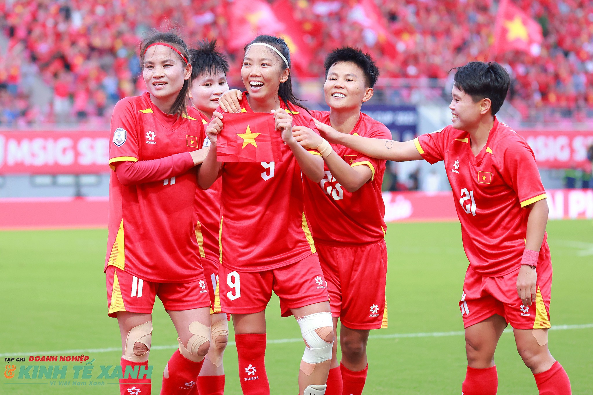 Huỳnh Như cùng đồng đội ăn mừng chiến thắng