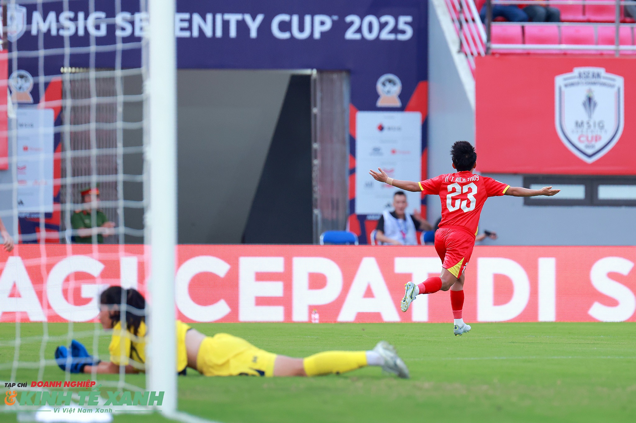 Bích Thùy nâng tỉ số trận đấu lên 3-0 cho đội tuyển nữ Việt Nam