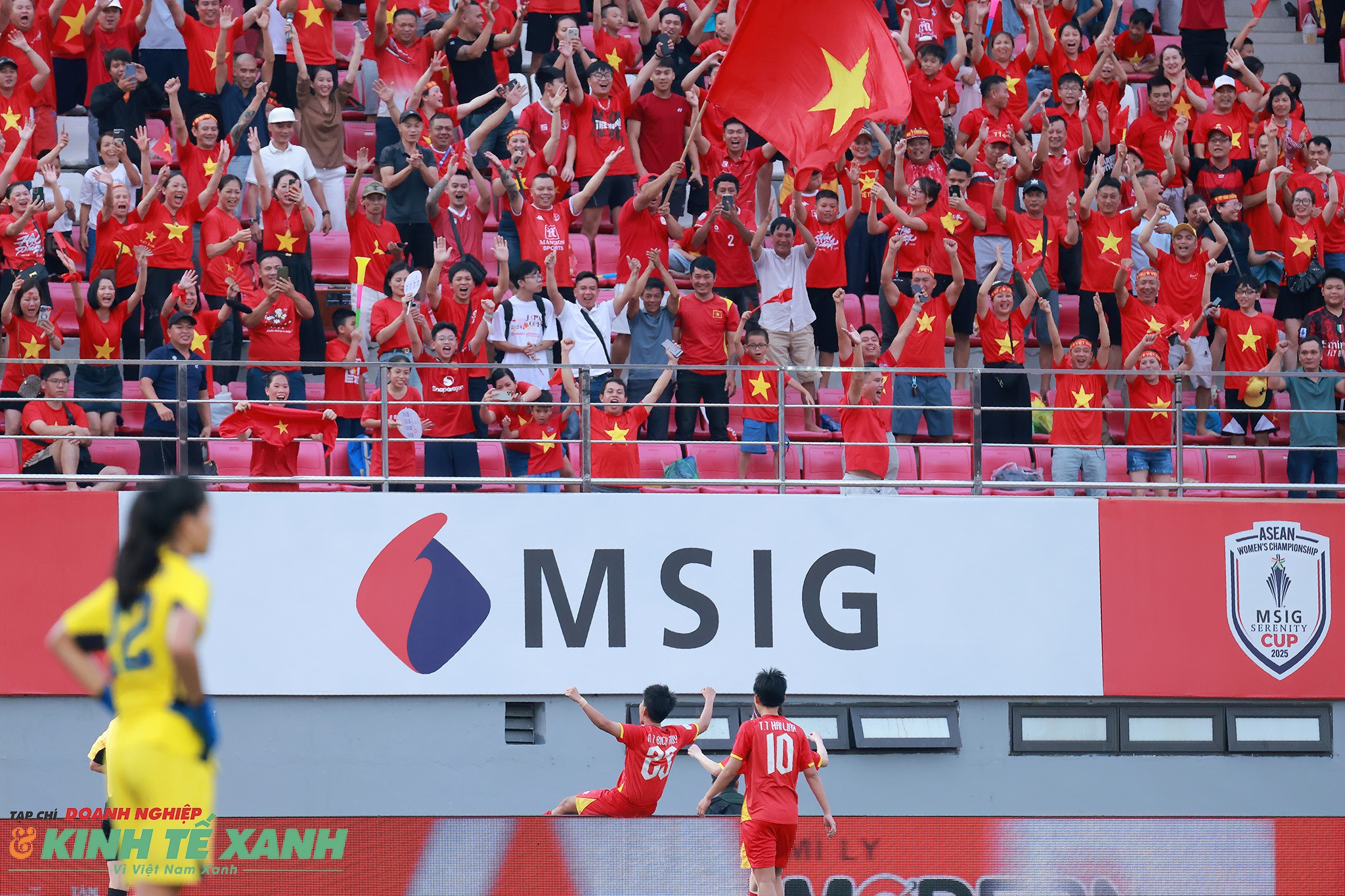 Bích Thùy ăn mừng bàn thắng nâng tỉ số lên 3-0 cùng cổ động viên trên sân vận động Lạch Tray, Hải Phòng