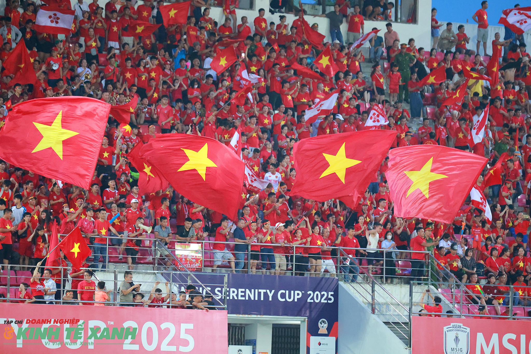 Cổ động viên trên sân vận động Lạch Tray ăn mừng tấm huy chương đồng của đội tuyển nữ Việt Nam