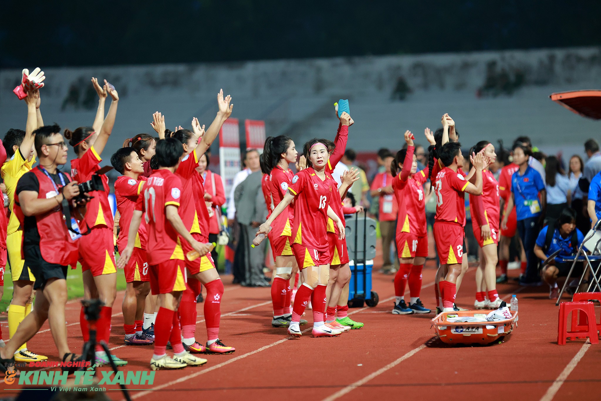Các cô gái đội tuyển nữ Việt Nam tri ân cổ động viên trên sân vận động Lạch Tray, Hải Phòng