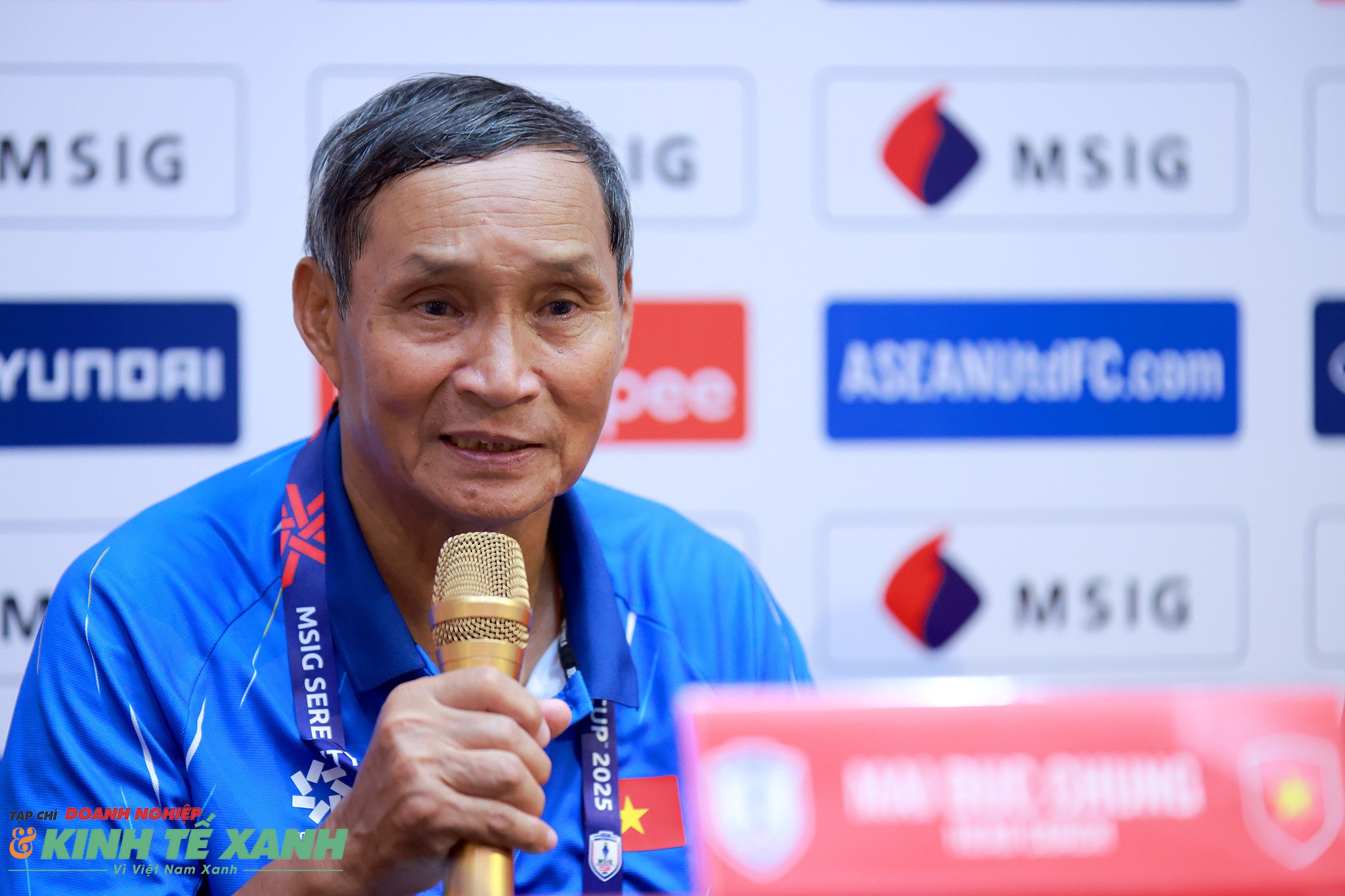 HLV trưởng Mai Đức Chung trả lời báo chí sau trận đấu