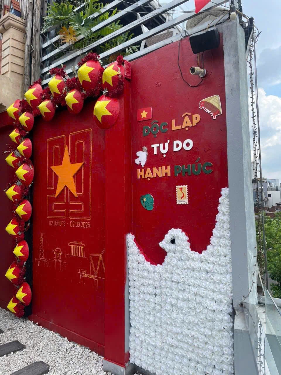 Quán cà phê “yêu nước” tái hiện không khí Quốc khánh 2/9, hút khách check-in.jpg