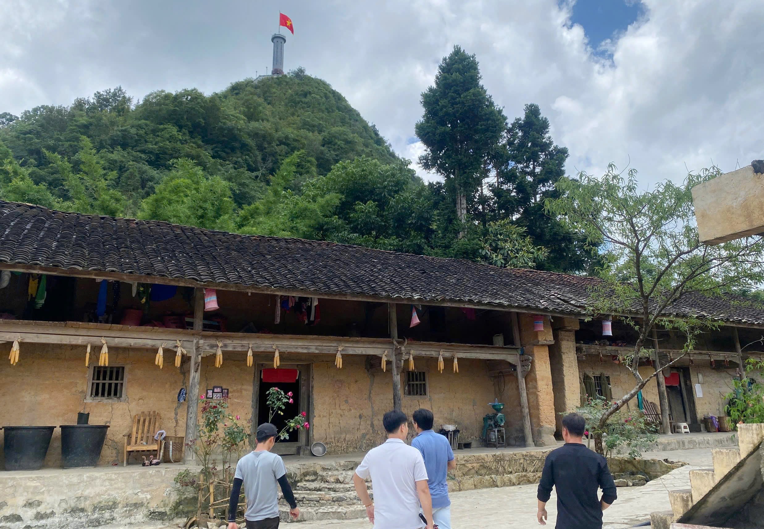 Thèn Pả: Hành trình du lịch xanh dưới chân cột cờ Lũng Cú.jpg