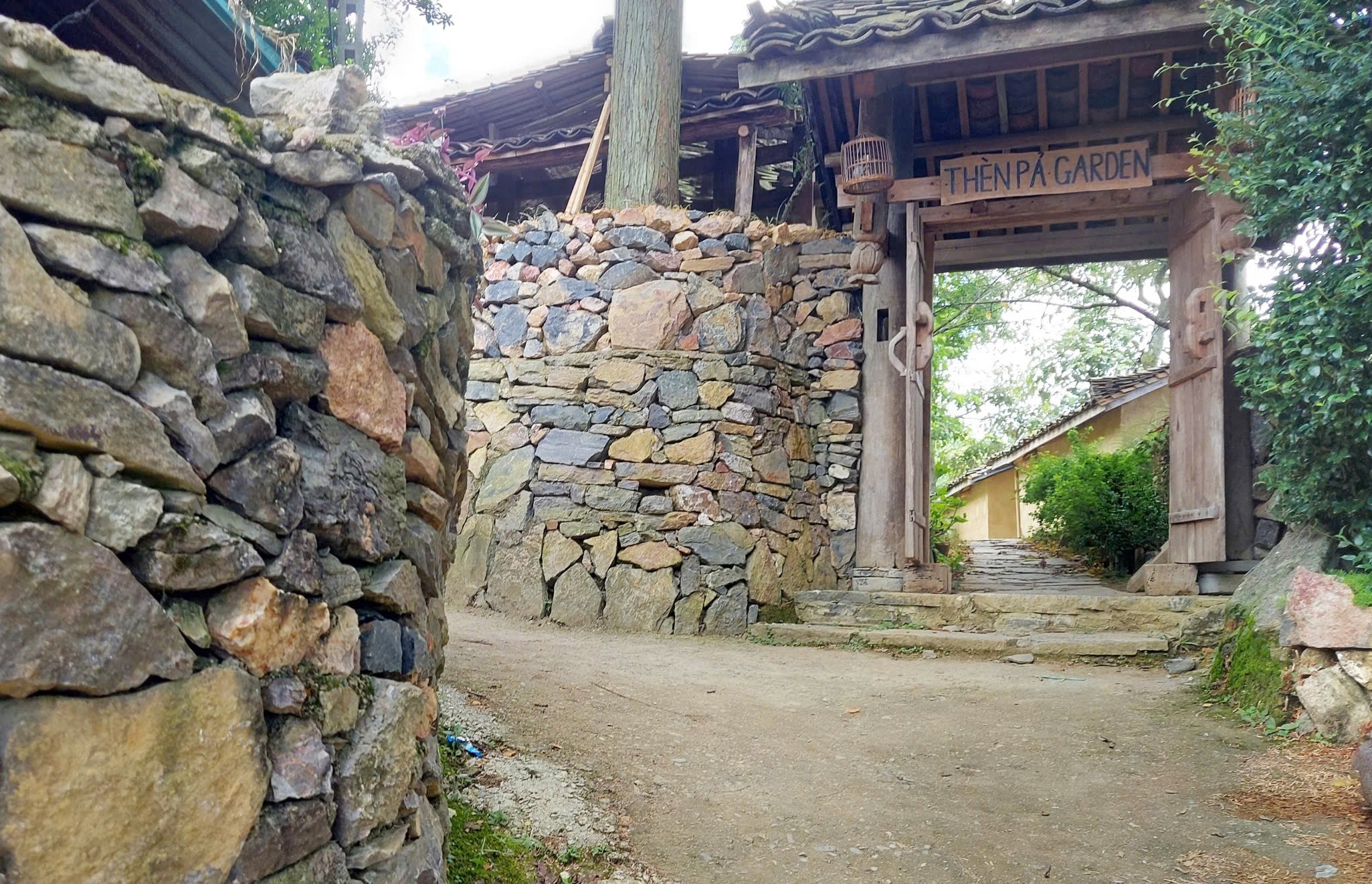 Thèn Pả: Hành trình du lịch xanh dưới chân cột cờ Lũng Cú.jpg