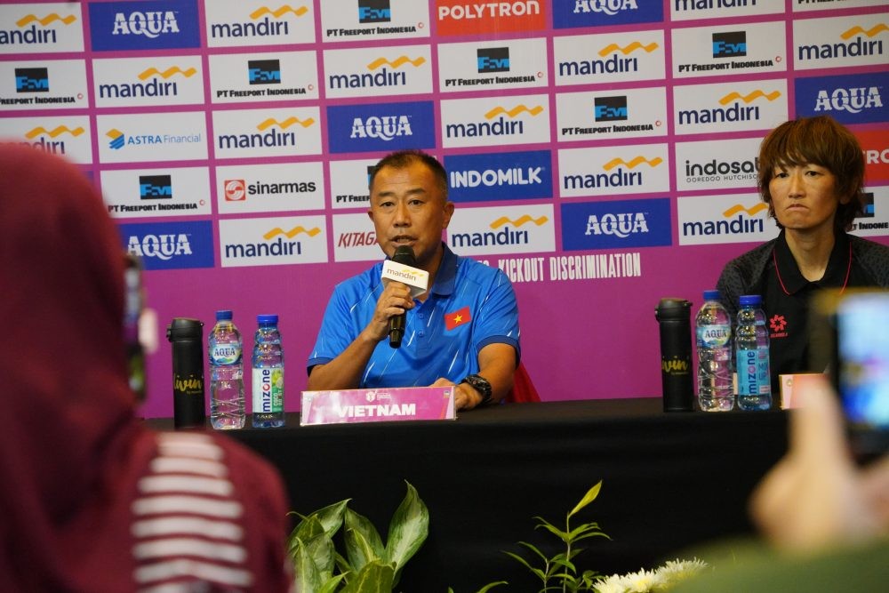 HLV trưởng đội tuyển U16 nữ Việt Nam Okiyama Masahiko trả lời giới truyền thông
