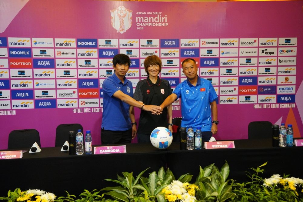 Các huấn luyện viên trưởng tại Bảng B, giải vô địch U16 nữ Đông Nam Á 2025 chụp ảnh lưu niệm trước giải đấu