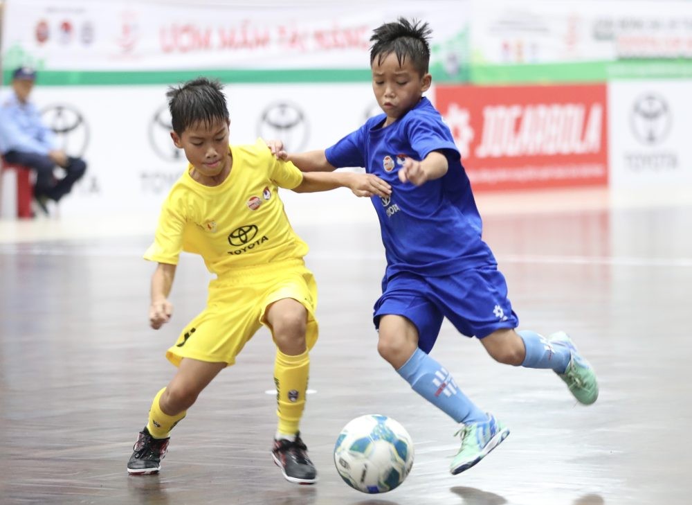 U9 Việt Hùng Thanh Hóa (xanh) thắng đậm 3-0 trước U9 CLB Hà Nội
