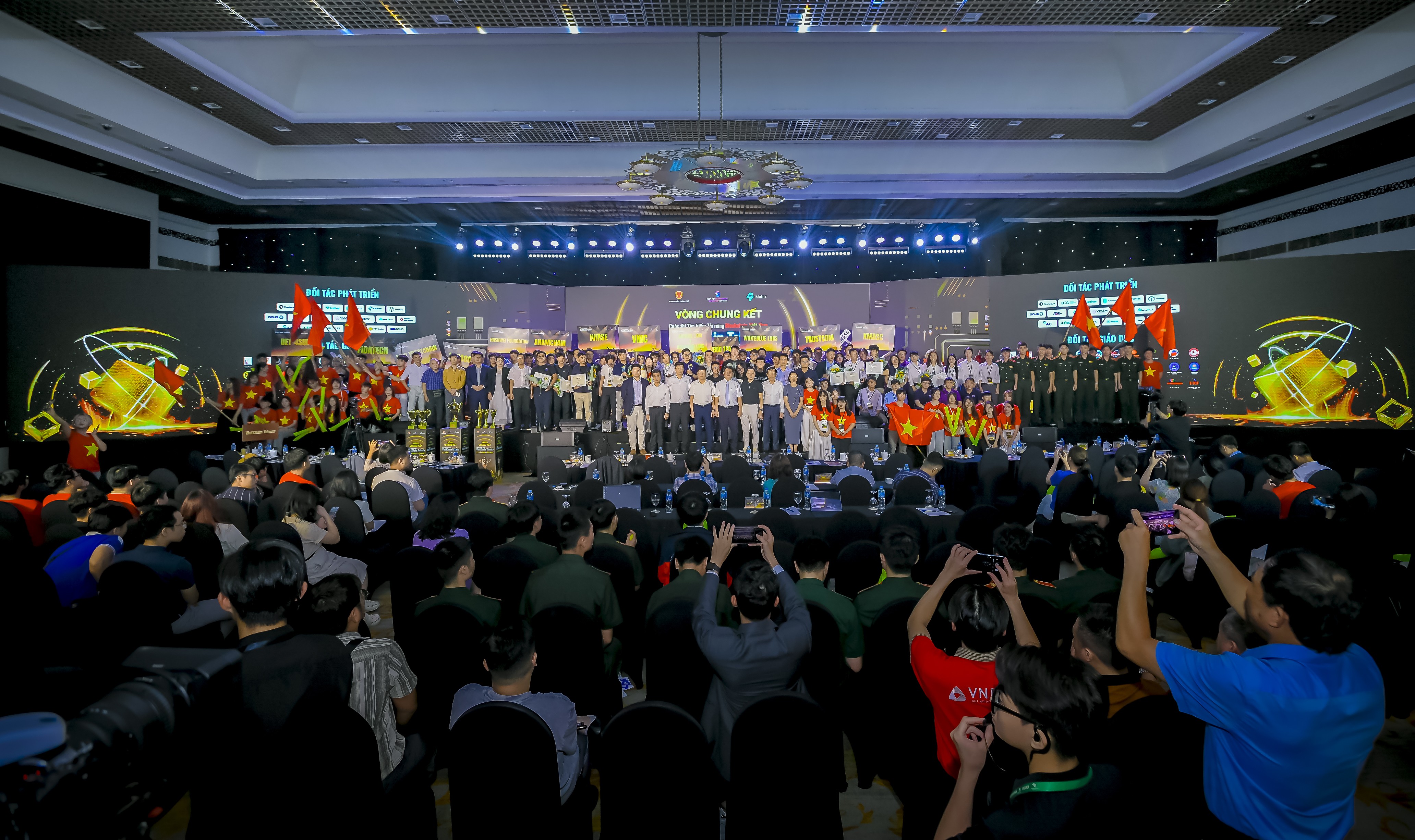 top-16-doi-thi-xuat-sac-lot-vao-chung-ket-vietchain-talents-2025-1756005742.JPG