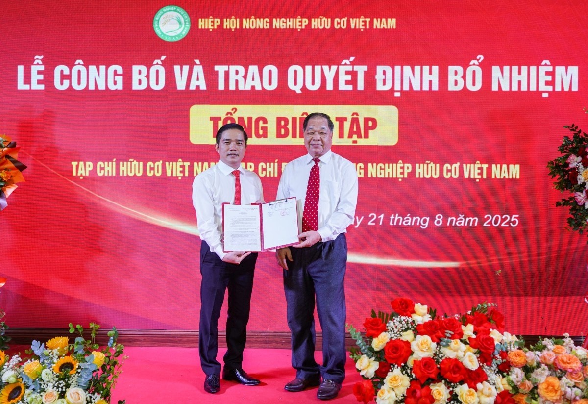 tskh-ha-phuc-mich-chu-tich-hiep-hoi-nong-nghiep-huu-co-viet-nam-trao-quyet-dinh-bo-nhiem-tong-bien-tap-cho-nha-bao-do-ngoc-thi-1755973044.jpg