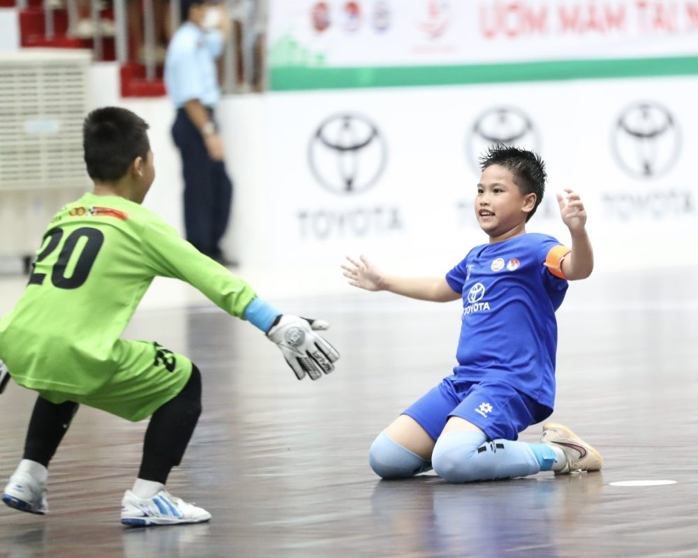 Niềm vui chiến thắng của các cầu thủ nhí U9 Việt Hùng Thanh Hóa