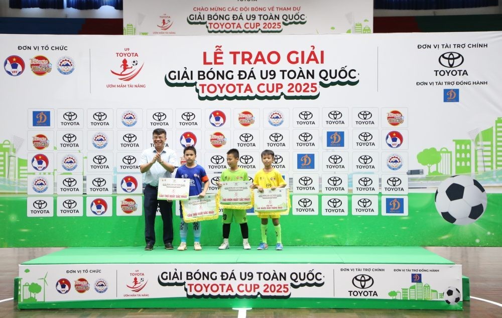 Ban Tổ chức trao giải thưởng cho 3 cầu thủ xuất sắc nhất giải