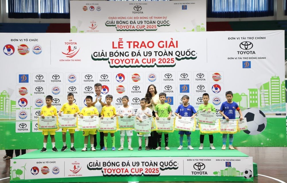 Ban Tổ chức trao thưởng cho 10 cầu thủ tiêu biểu