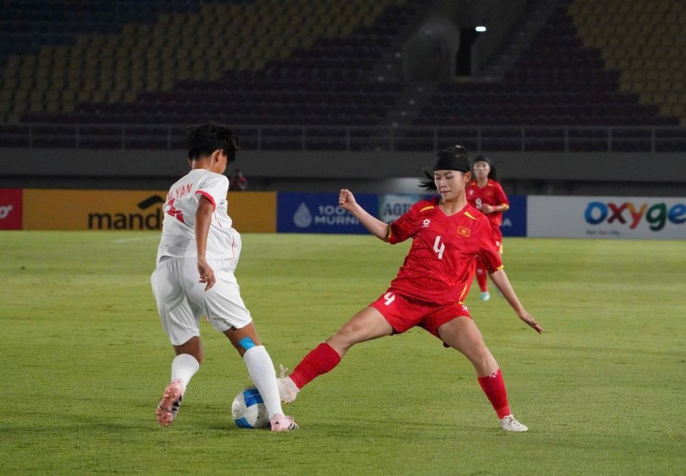 U16 nữ Việt Nam chơi lấn lướt trước các cầu thủ nữ Myanmar