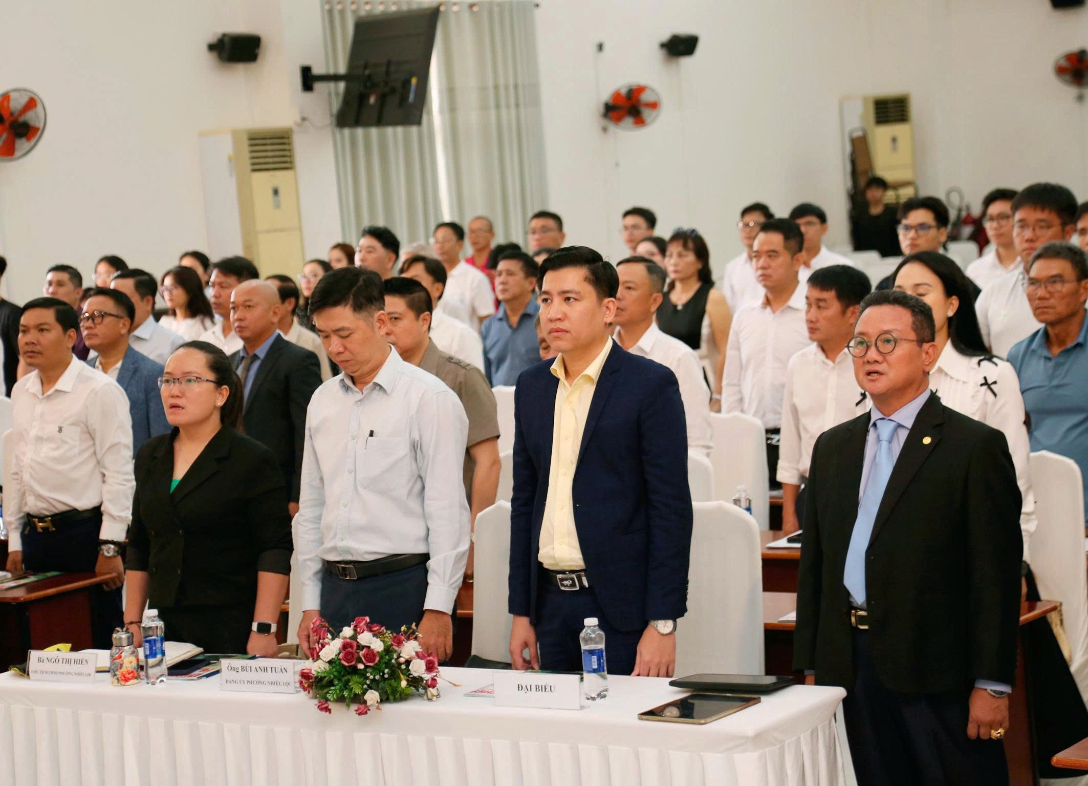 Đại  biểu  thực  hiện  nghi  thức  chào  cờ  khai mạc Đại hội Đại biểu lần thư II Hiệp hội Nghiên cứu, tư  vấn  Chính  sách, Pháp  luật  cho hoạt động đầu tư tại Việt Nam. 