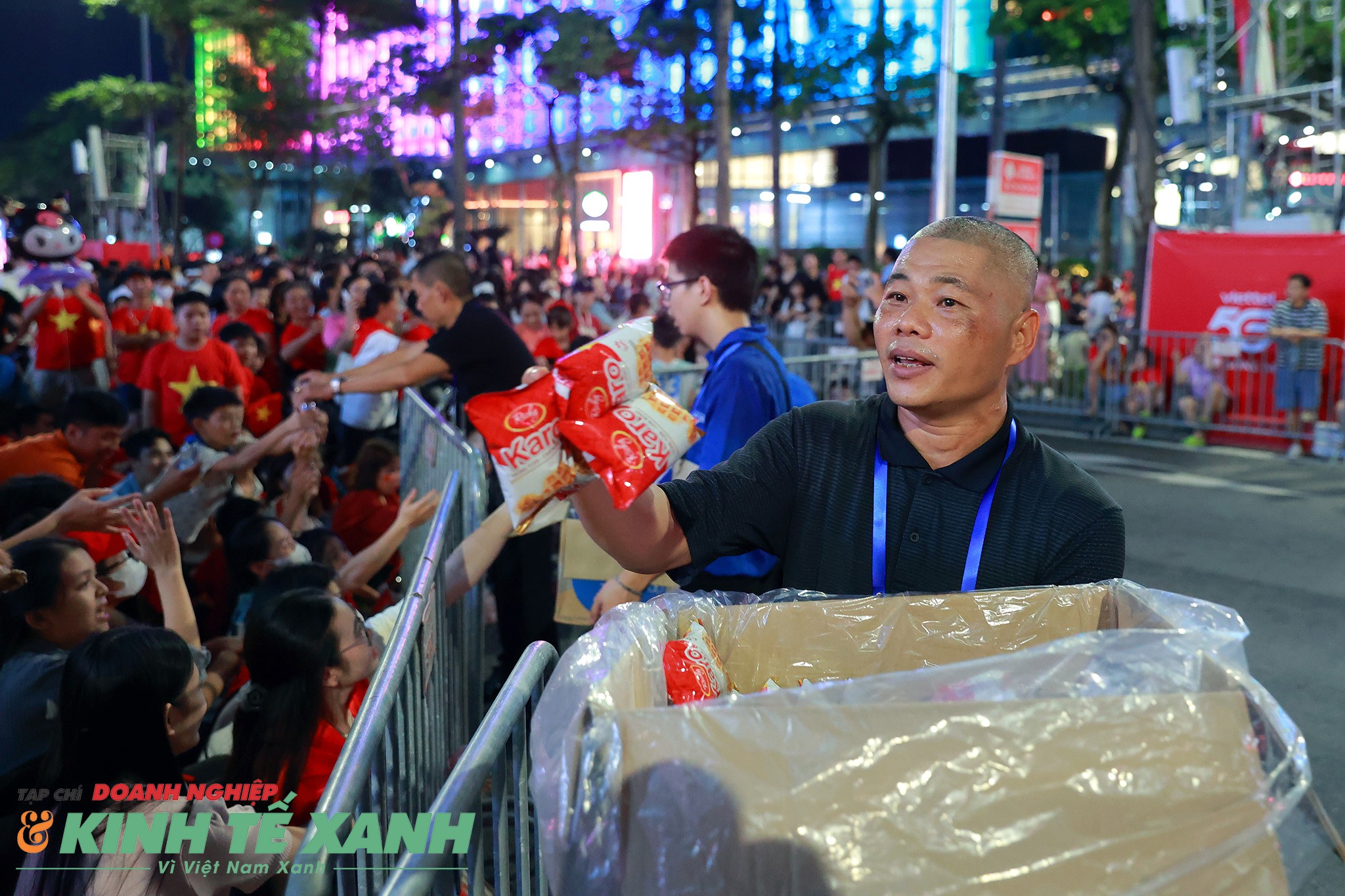 Trung tá Ngô Đức Bình, phòng Cảnh sát Hình sự Công an thành phố Hà Nội phát quà cho nhân dân