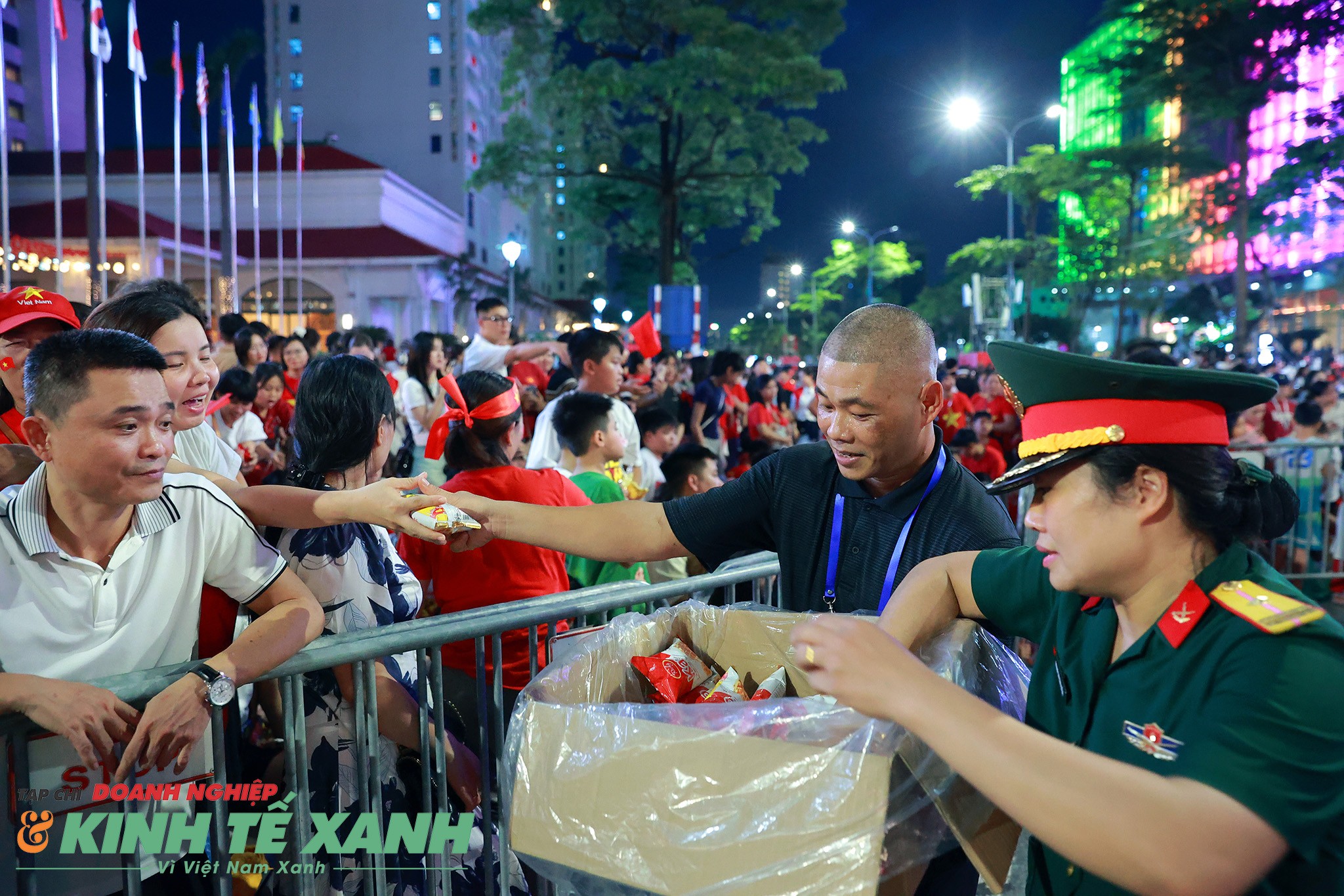 Lực lượng an ninh trật tự nhiệt tình hỗ trợ, giúp đỡ người dân xem diễu binh, diễu hành