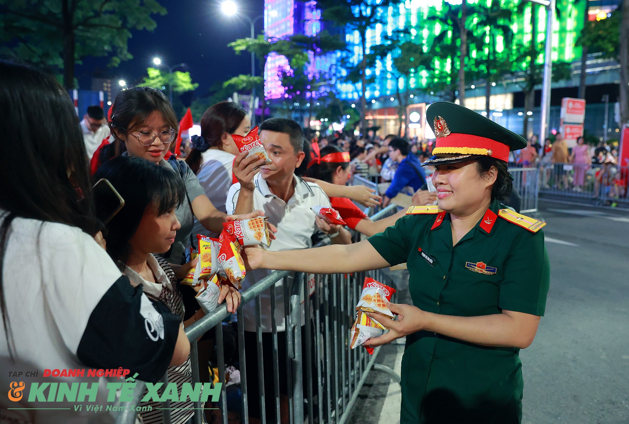 Một miếng khi đói bằng một gói khi no, những chiếc bánh kịp thời xoa dịu cơn đói cho người dân trong lúc chờ xem diễu hành