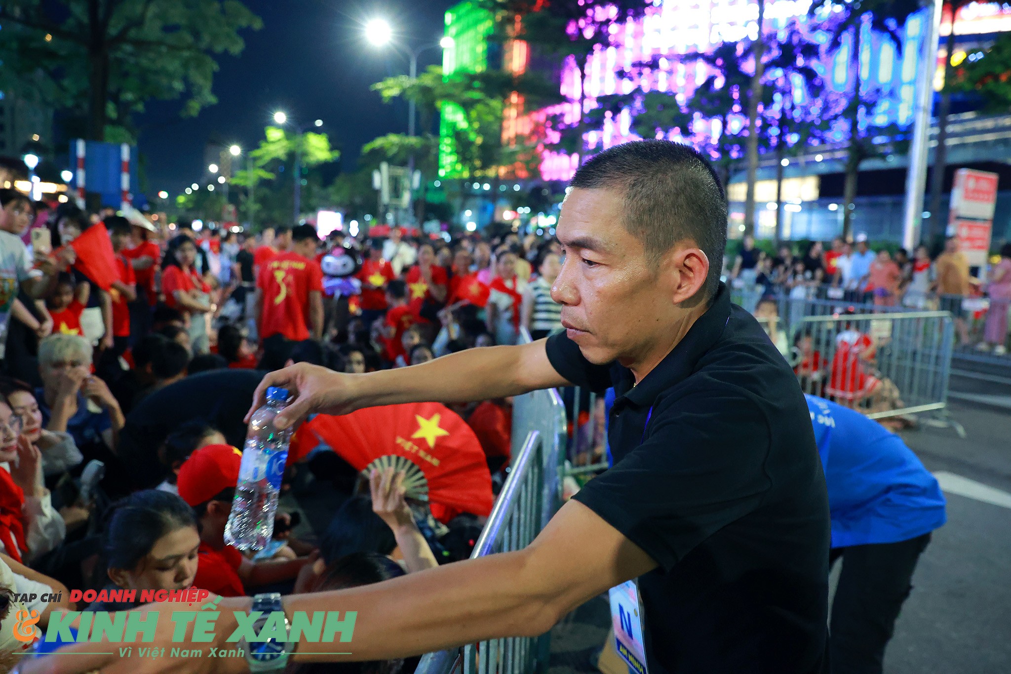 Những chai nước được gửi tới tận tay người dân, góp phần xoa dịu cơn khát