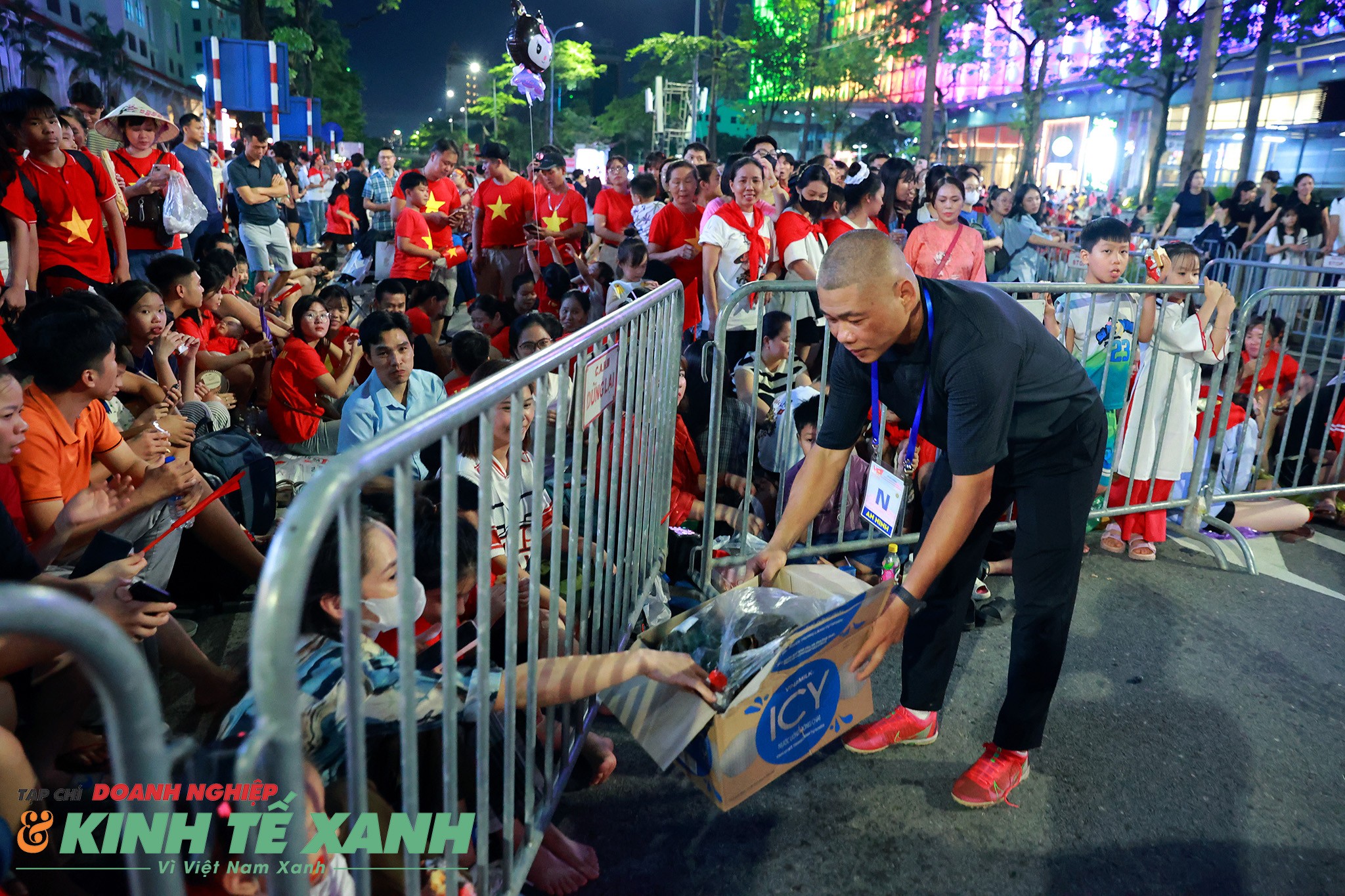 Trung tá Ngô Đức Bình vận động bà con bỏ rác vào thùng