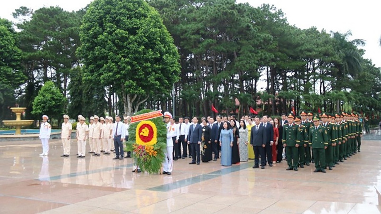 lanh-dao-dang-huong-tai-nghia-trang-dak-lak-1756553406.jpg