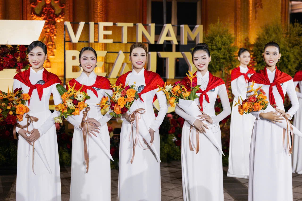 Dàn Hoa - Á hậu, thí sinh Miss Grand Vietnam 2025 diện áo dài hát mừng Quốc khánh 2/9