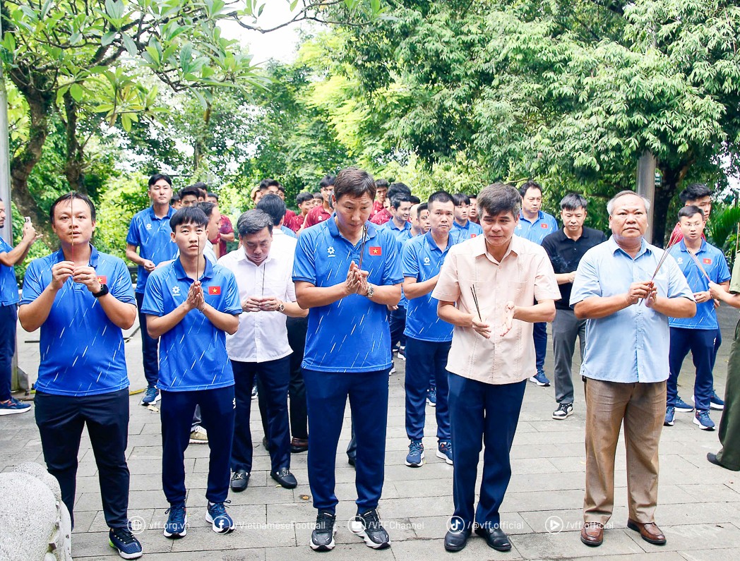 Hoạt động dâng hương tưởng niệm Vua Hùng trước thềm giải đấu là nét đẹp mang tính truyền thống của các đội tuyển quốc gia