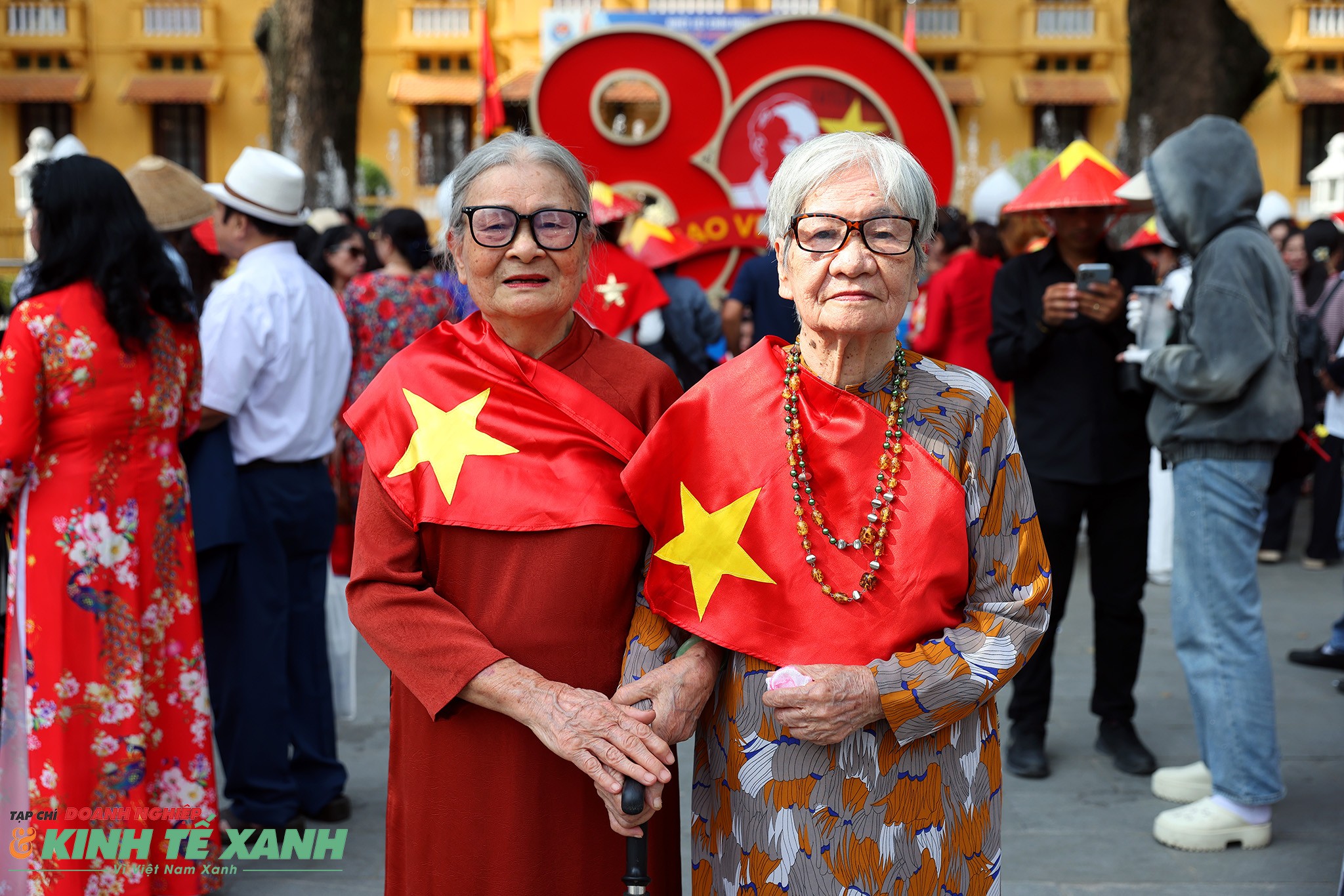 Cụ bà Nguyễn Thị Quý (93 tuổi - áo hoa) và cụ Bùi Thị Tích (85 tuổi) chụp ảnh kỷ niệm 80 năm Quốc khánh 2/9