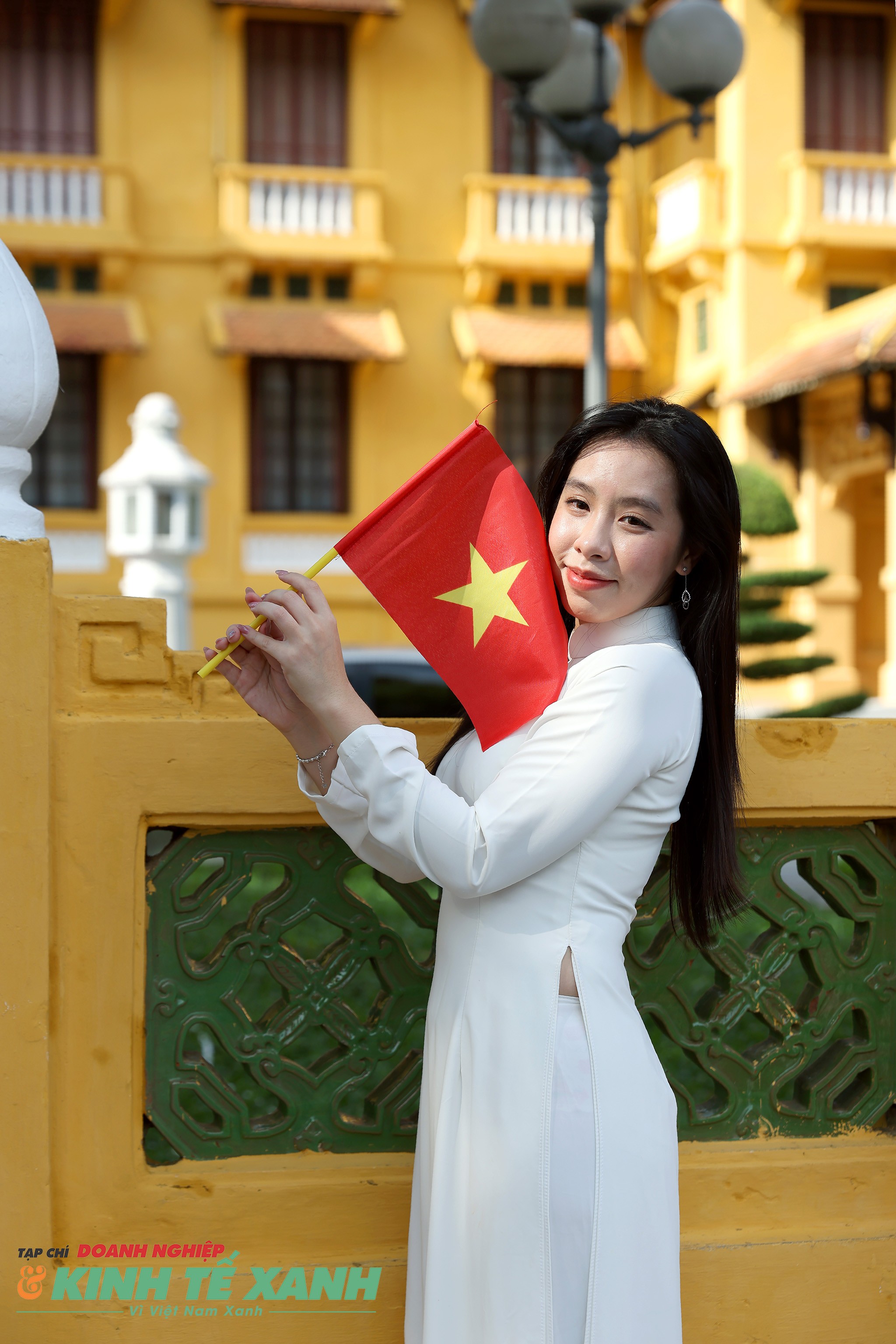 Một cô gái thả dáng trước tòa nhà Bộ Ngoại giao, quảng trường Ba Đình